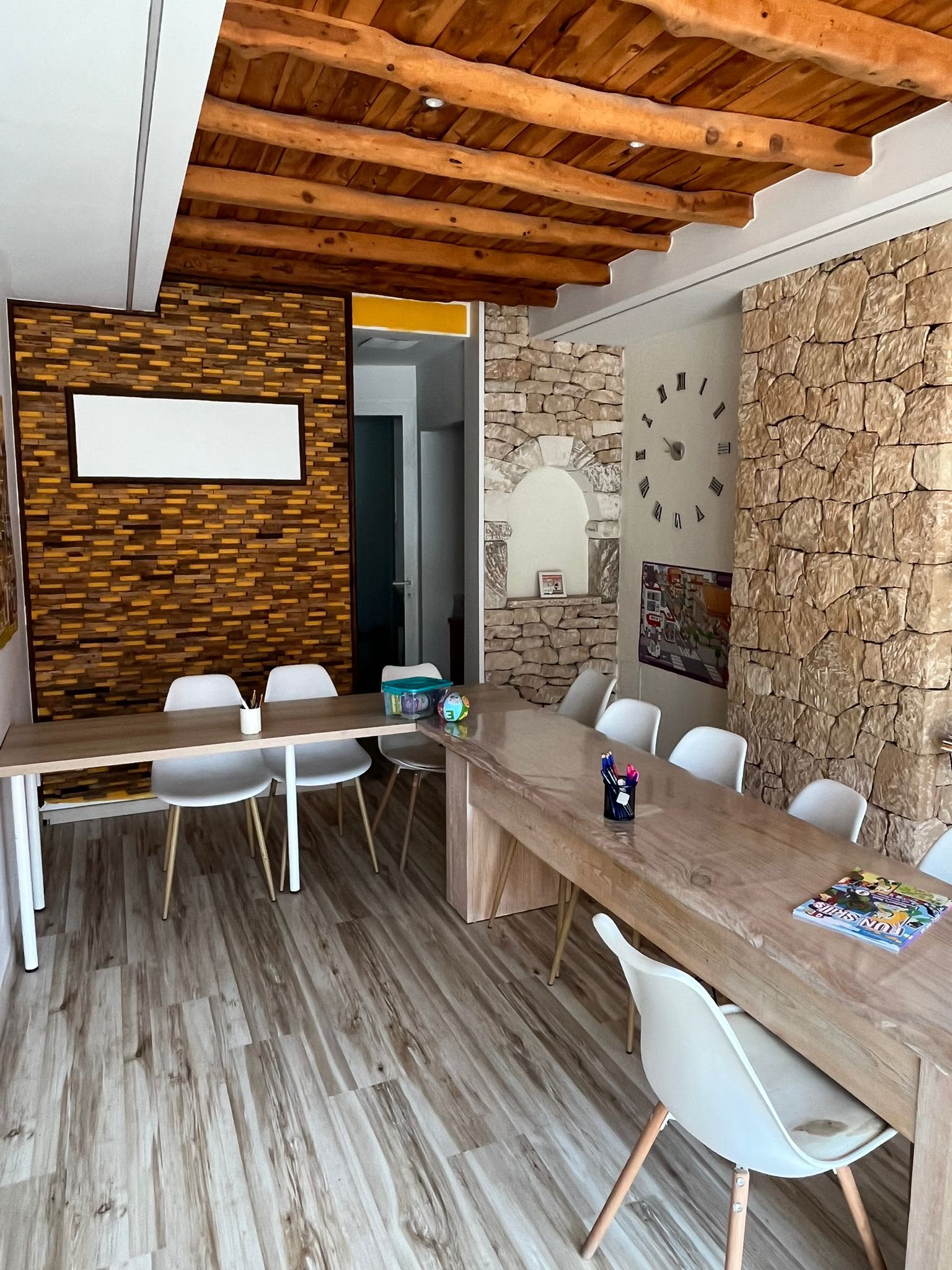 Aula con pared de piedra y reloj