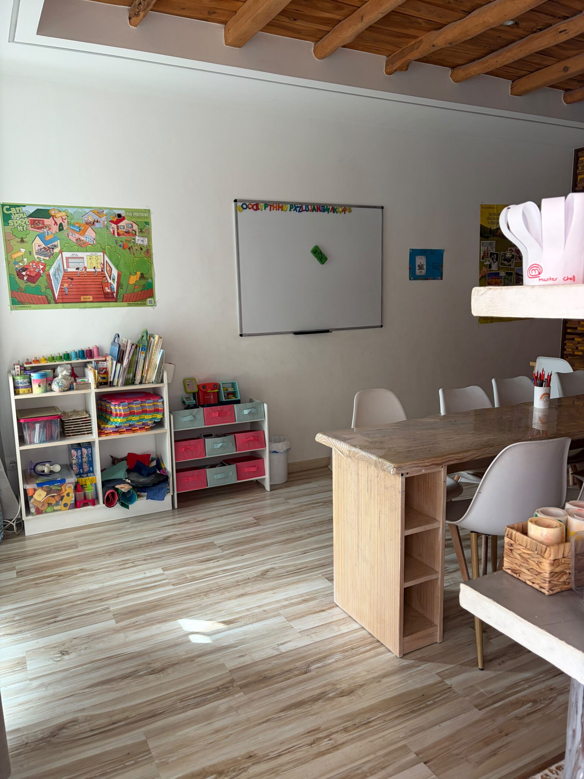 Aula infantil con estanterías de material