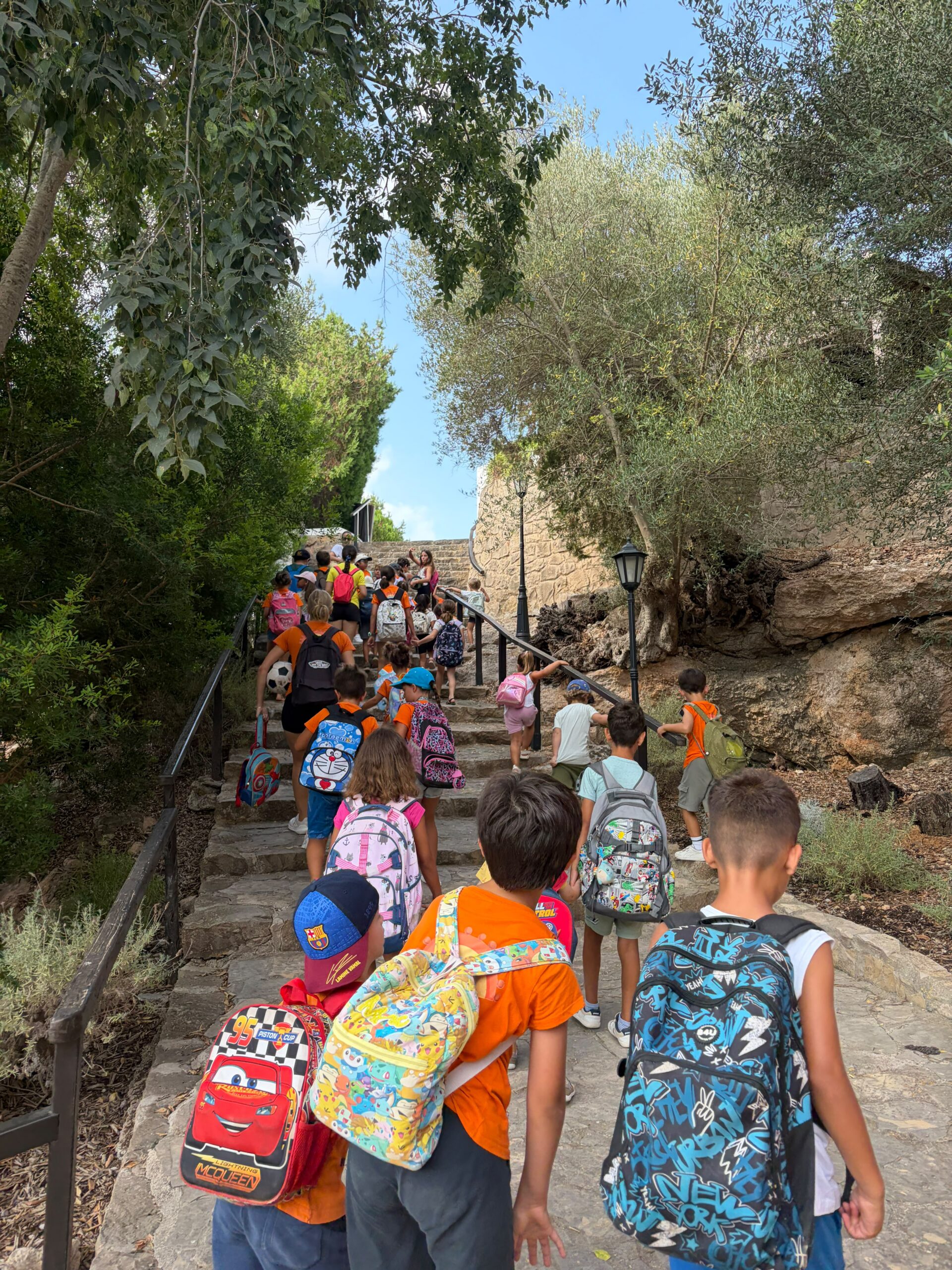 Alumnos de excursión subiendo unas escaleras