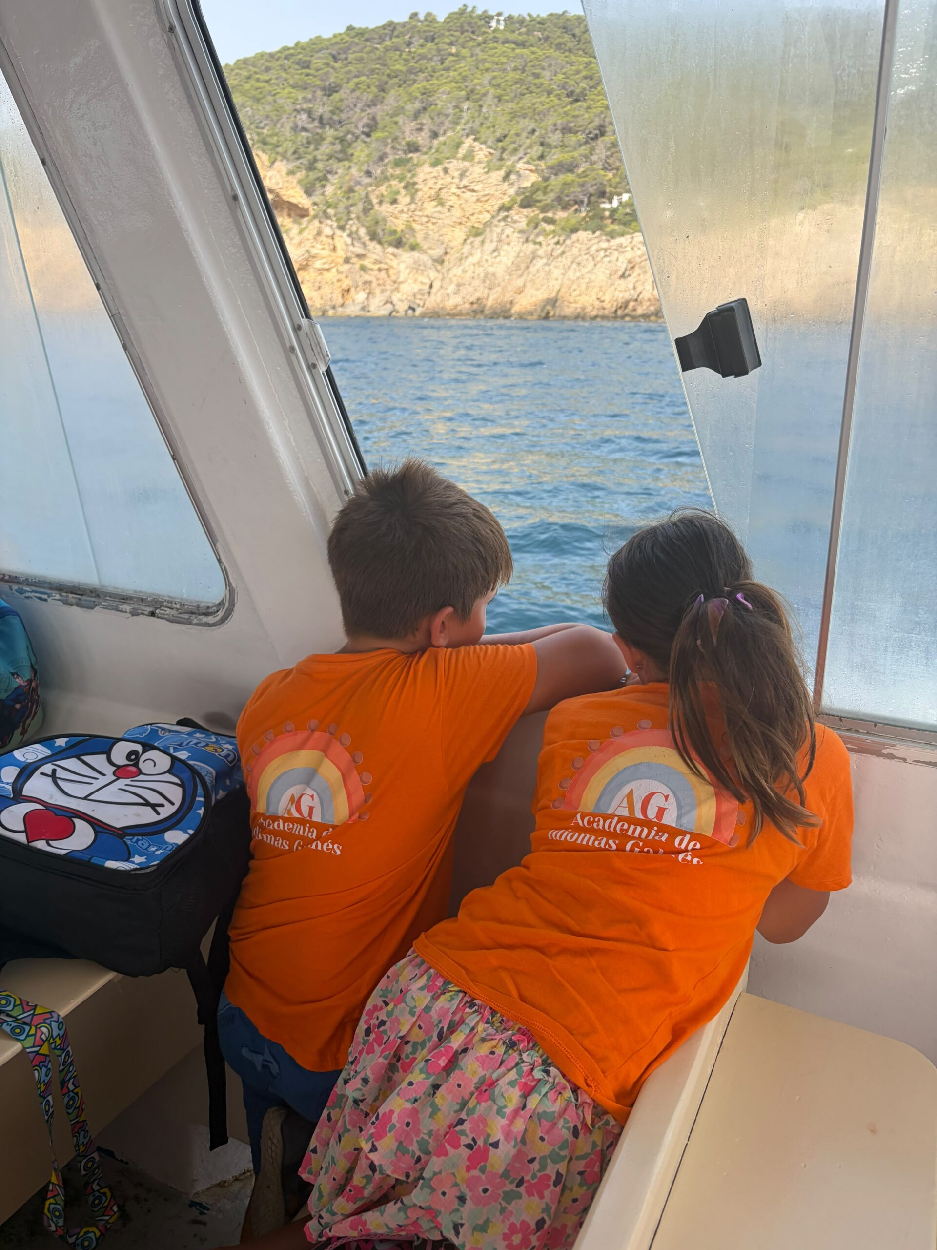 Dos alumnos mirando el mar desde un barco