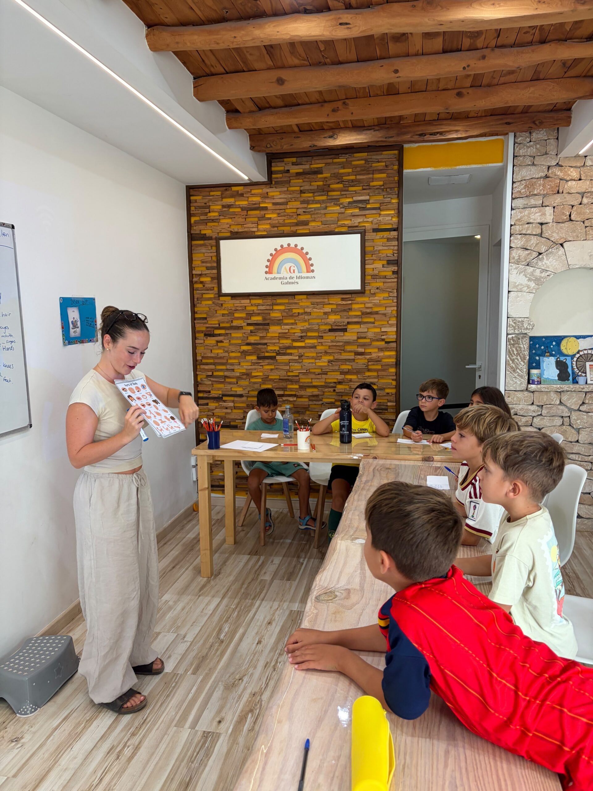 Clase de inglés con alumnos en la academia